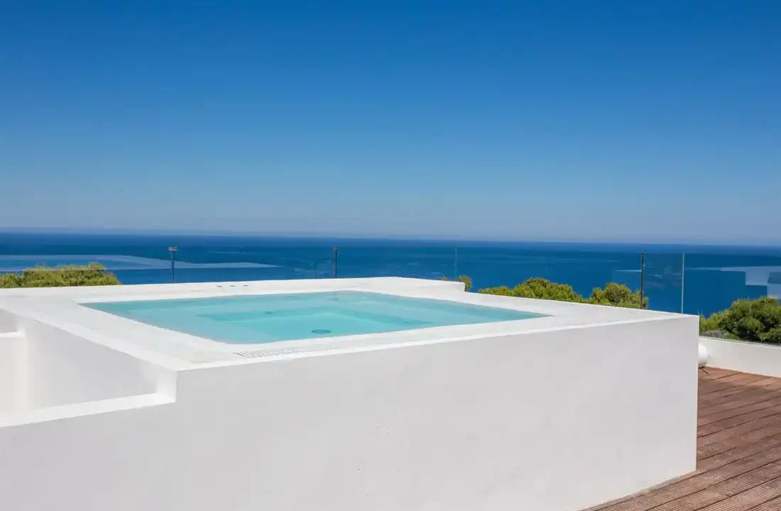 Exquisite-Luxury-Villa-with-Panoramic-Sea-Views-and-Rental-License-in-Cala-Moli-11-1