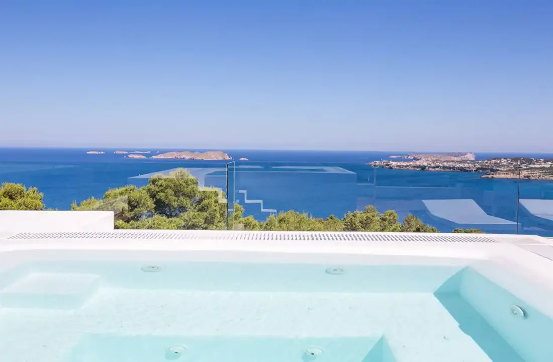 Exquisite-Luxury-Villa-with-Panoramic-Sea-Views-and-Rental-License-in-Cala-Moli-12-1