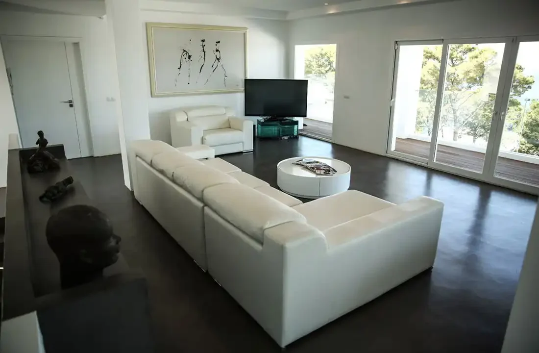 Exquisite-Luxury-Villa-with-Panoramic-Sea-Views-and-Rental-License-in-Cala-Moli-18-1