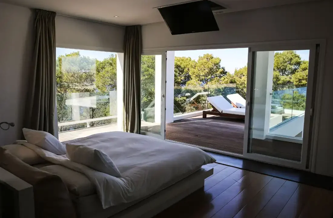 Exquisite-Luxury-Villa-with-Panoramic-Sea-Views-and-Rental-License-in-Cala-Moli-24