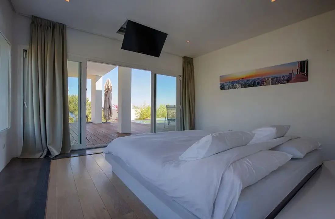 Exquisite-Luxury-Villa-with-Panoramic-Sea-Views-and-Rental-License-in-Cala-Moli-28