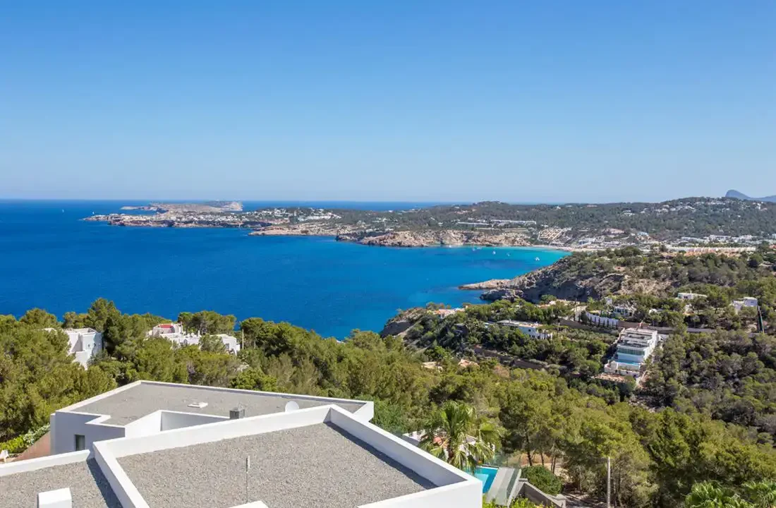 Exquisite-Luxury-Villa-with-Panoramic-Sea-Views-and-Rental-License-in-Cala-Moli-3-1