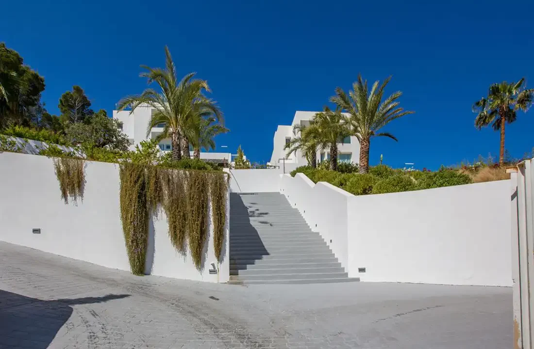 Exquisite-Luxury-Villa-with-Panoramic-Sea-Views-and-Rental-License-in-Cala-Moli-4-1
