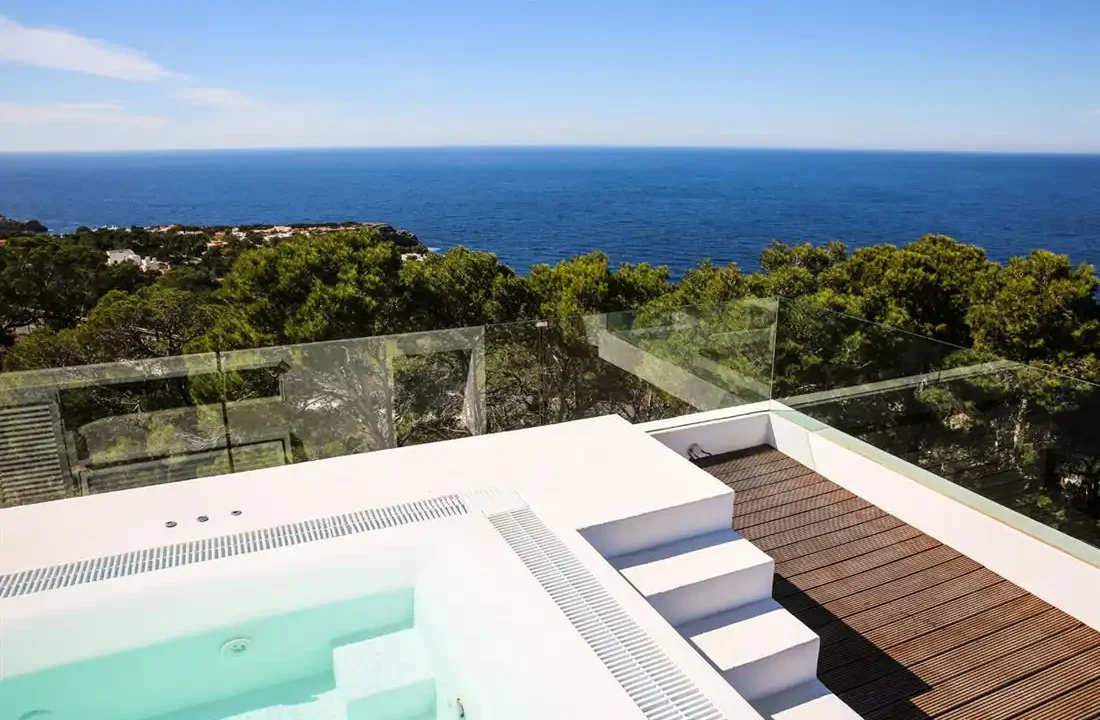Exquisite-Luxury-Villa-with-Panoramic-Sea-Views-and-Rental-License-in-Cala-Moli-5-1