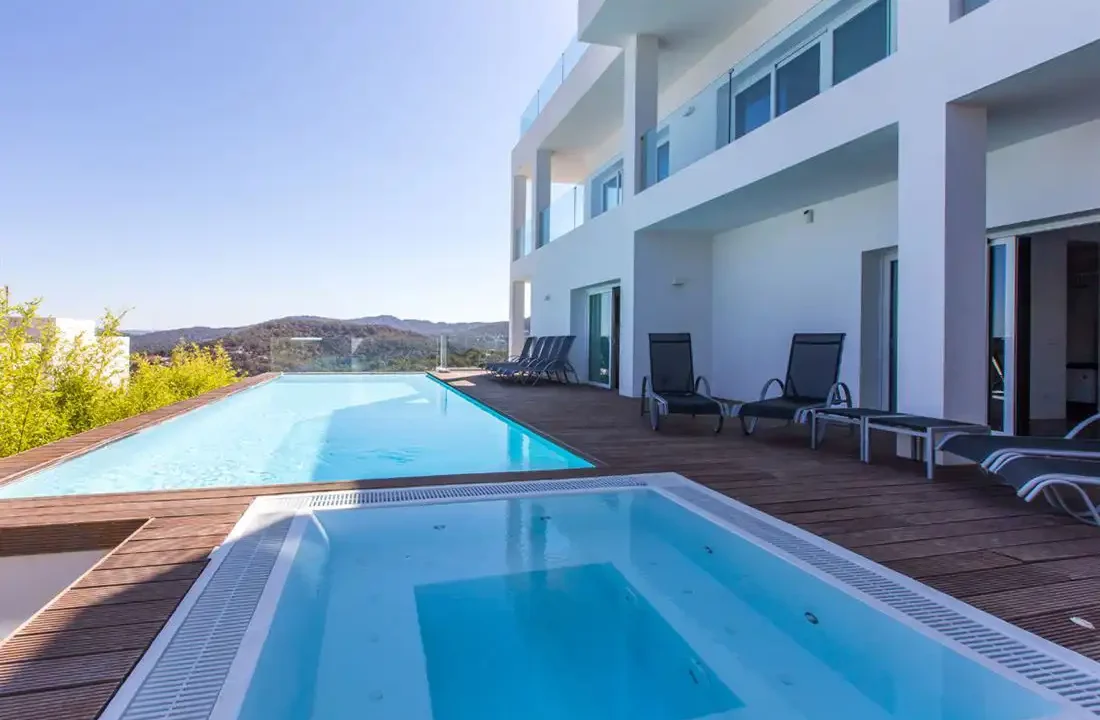 Exquisite-Luxury-Villa-with-Panoramic-Sea-Views-and-Rental-License-in-Cala-Moli-6-1