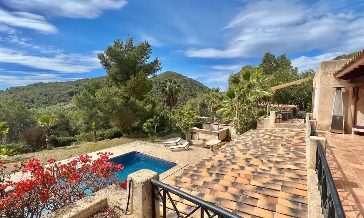 Stunning-seaview-home-for-sale-in-serene-location-10