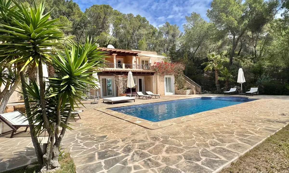 Stunning-seaview-home-for-sale-in-serene-location-11