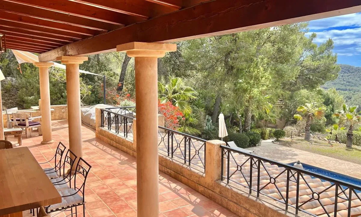 Stunning-seaview-home-for-sale-in-serene-location-13