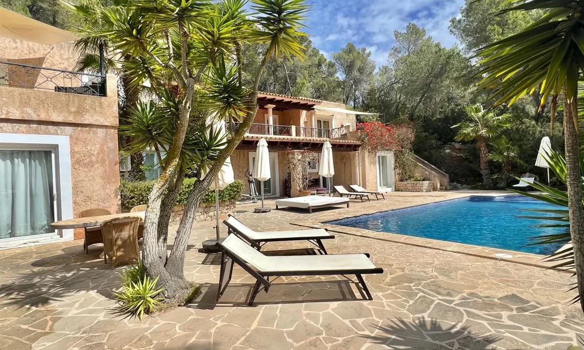 Stunning-seaview-home-for-sale-in-serene-location-14