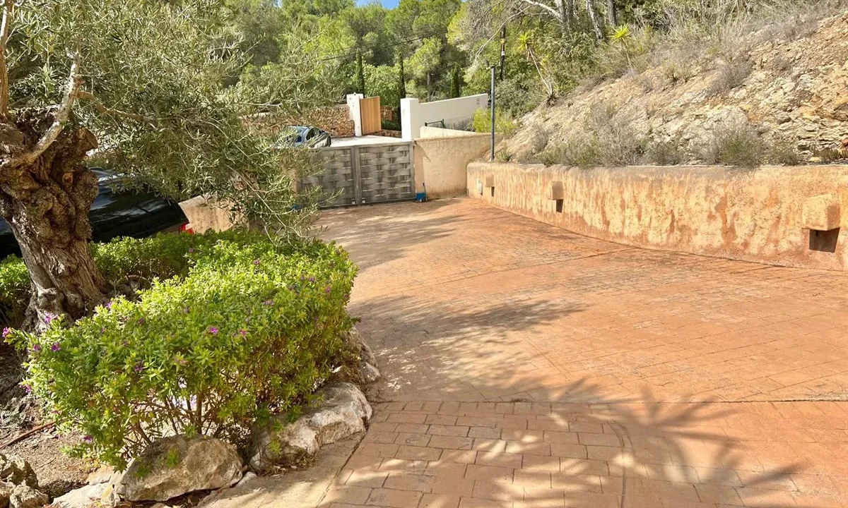 Stunning-seaview-home-for-sale-in-serene-location-15