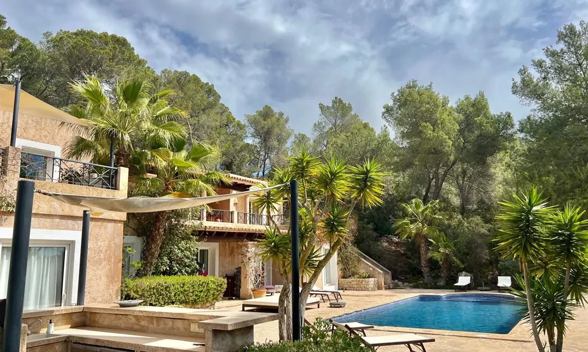 Stunning-seaview-home-for-sale-in-serene-location-16