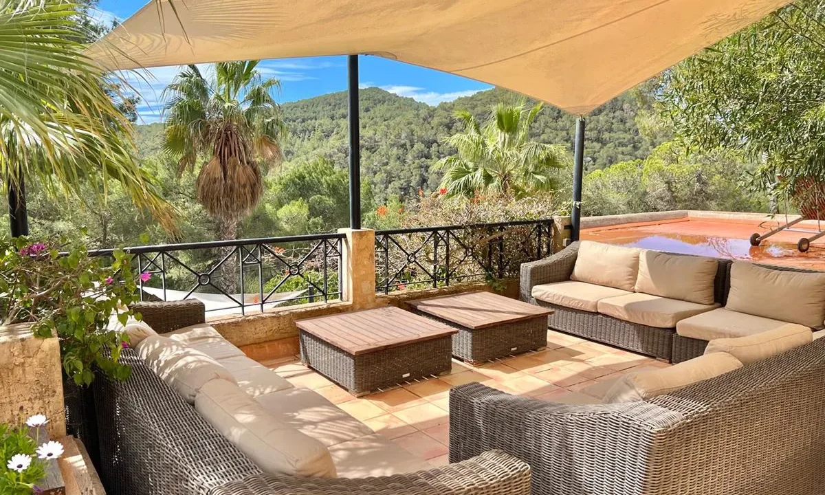 Stunning-seaview-home-for-sale-in-serene-location-17