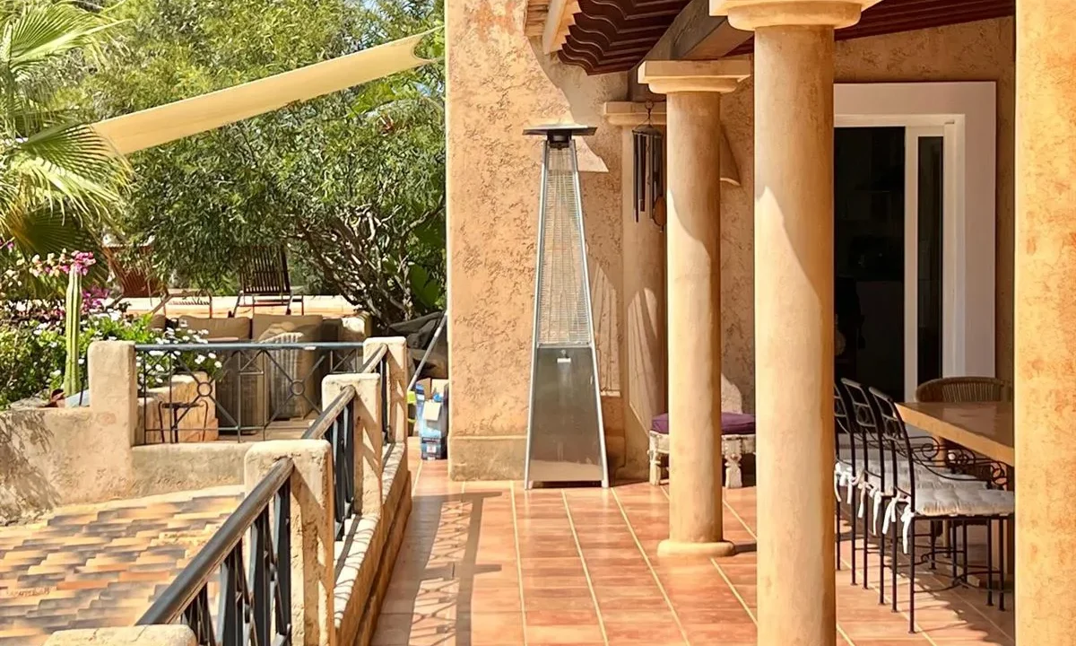 Stunning-seaview-home-for-sale-in-serene-location-18