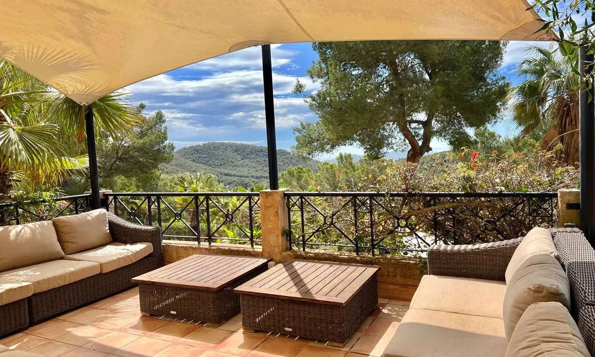 Stunning-seaview-home-for-sale-in-serene-location-21