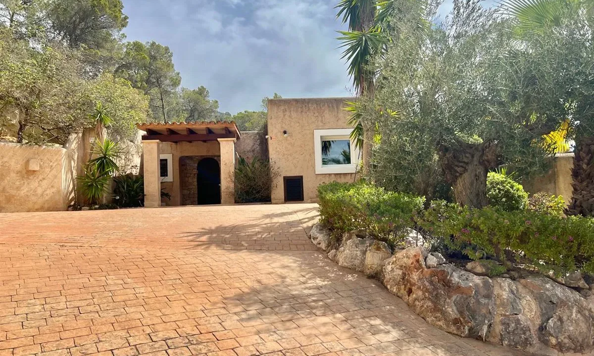 Stunning-seaview-home-for-sale-in-serene-location-22