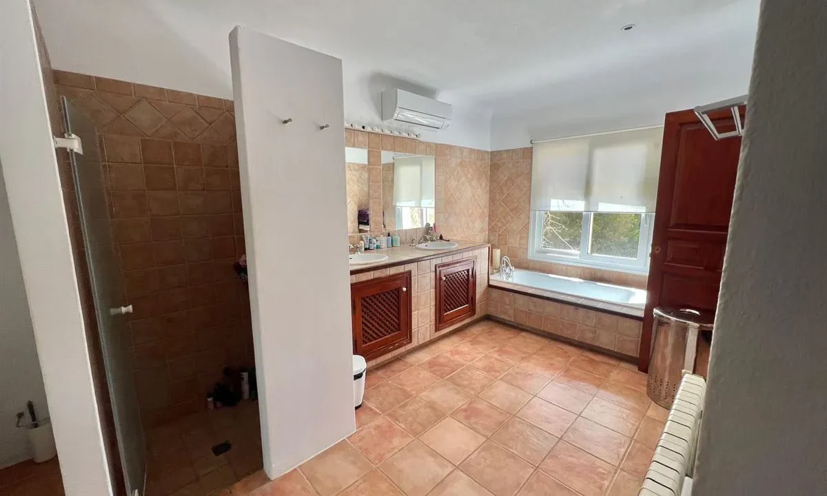 Stunning-seaview-home-for-sale-in-serene-location-23