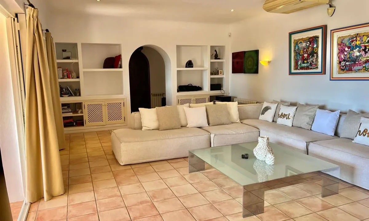 Stunning-seaview-home-for-sale-in-serene-location-24