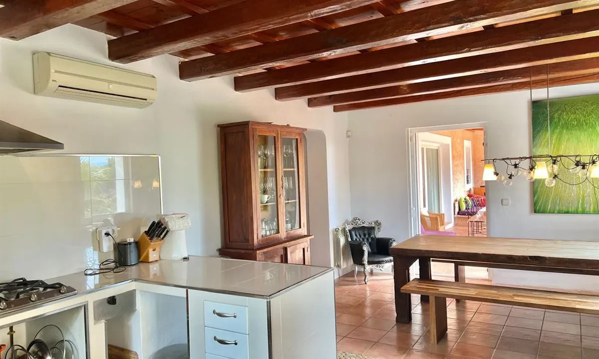 Stunning-seaview-home-for-sale-in-serene-location-28