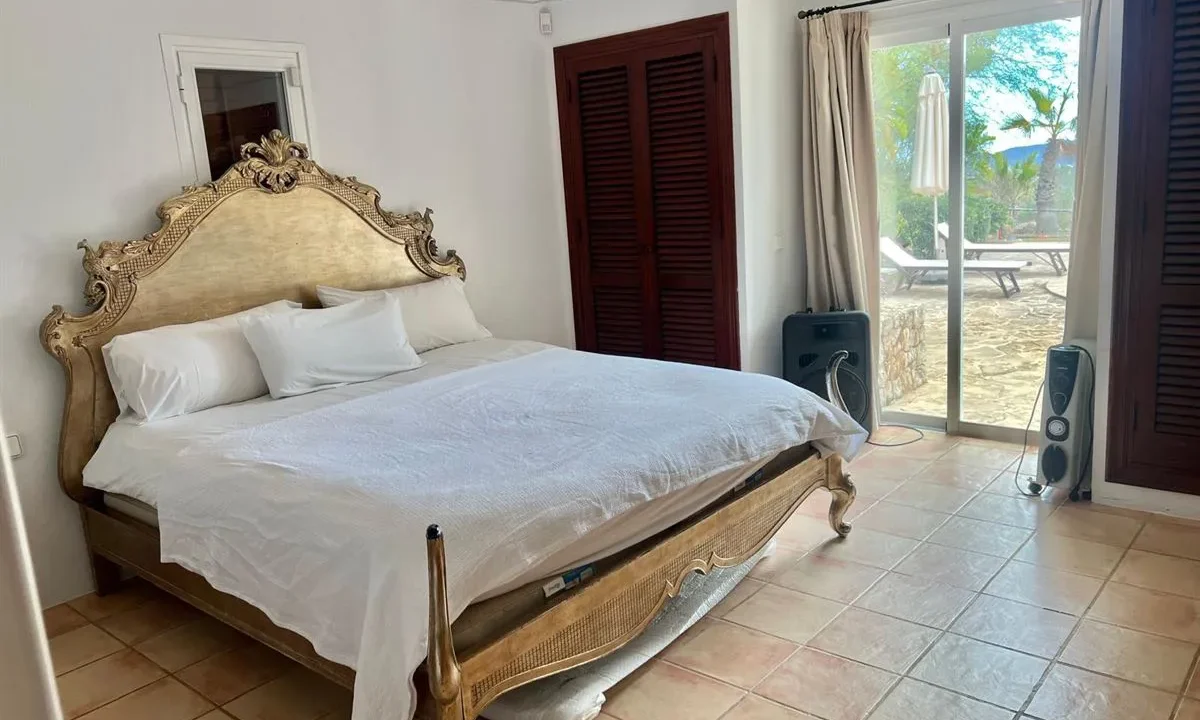 Stunning-seaview-home-for-sale-in-serene-location-29