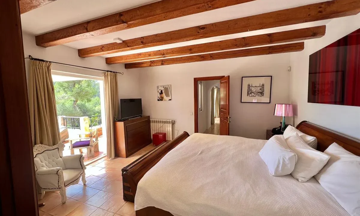 Stunning-seaview-home-for-sale-in-serene-location-30