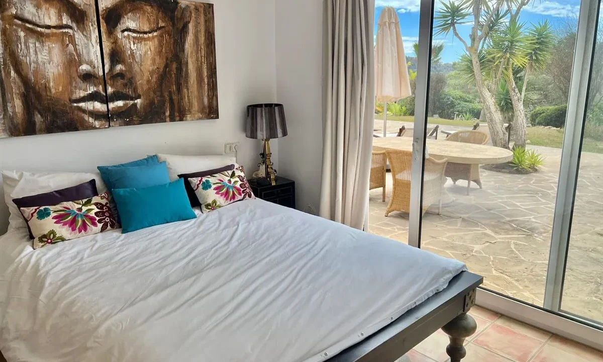 Stunning-seaview-home-for-sale-in-serene-location-33