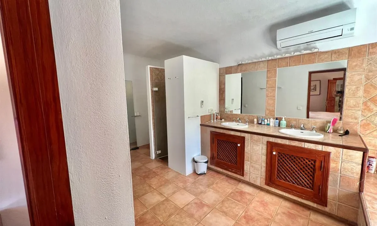 Stunning-seaview-home-for-sale-in-serene-location-37