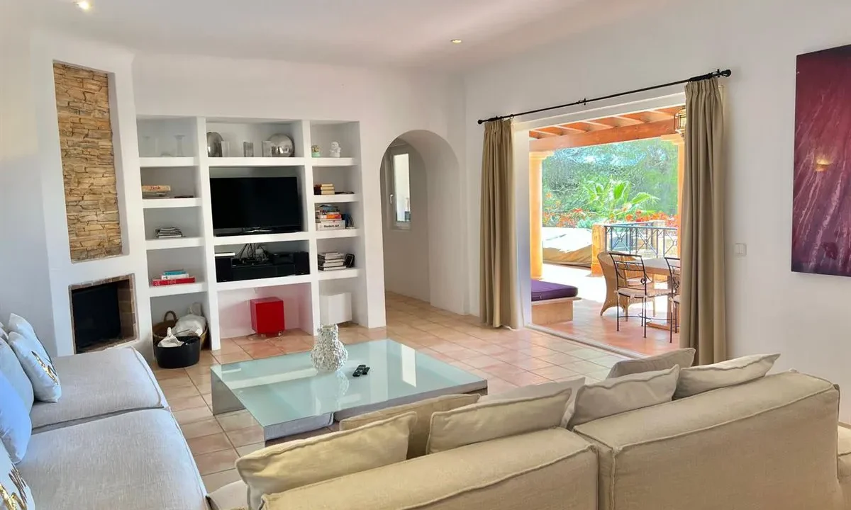 Stunning-seaview-home-for-sale-in-serene-location-38