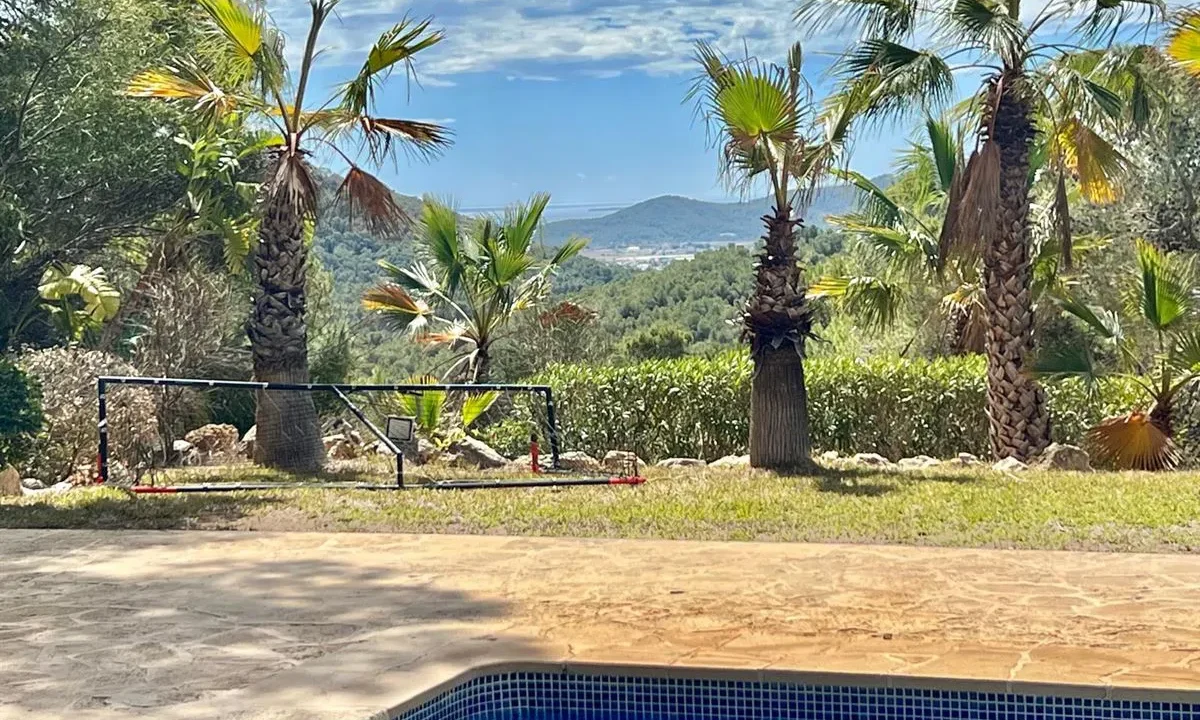 Stunning-seaview-home-for-sale-in-serene-location-4