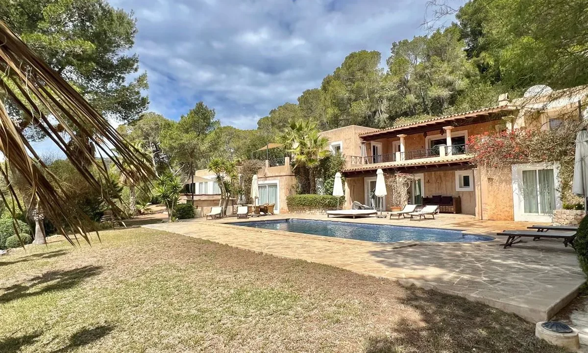 Stunning-seaview-home-for-sale-in-serene-location-5