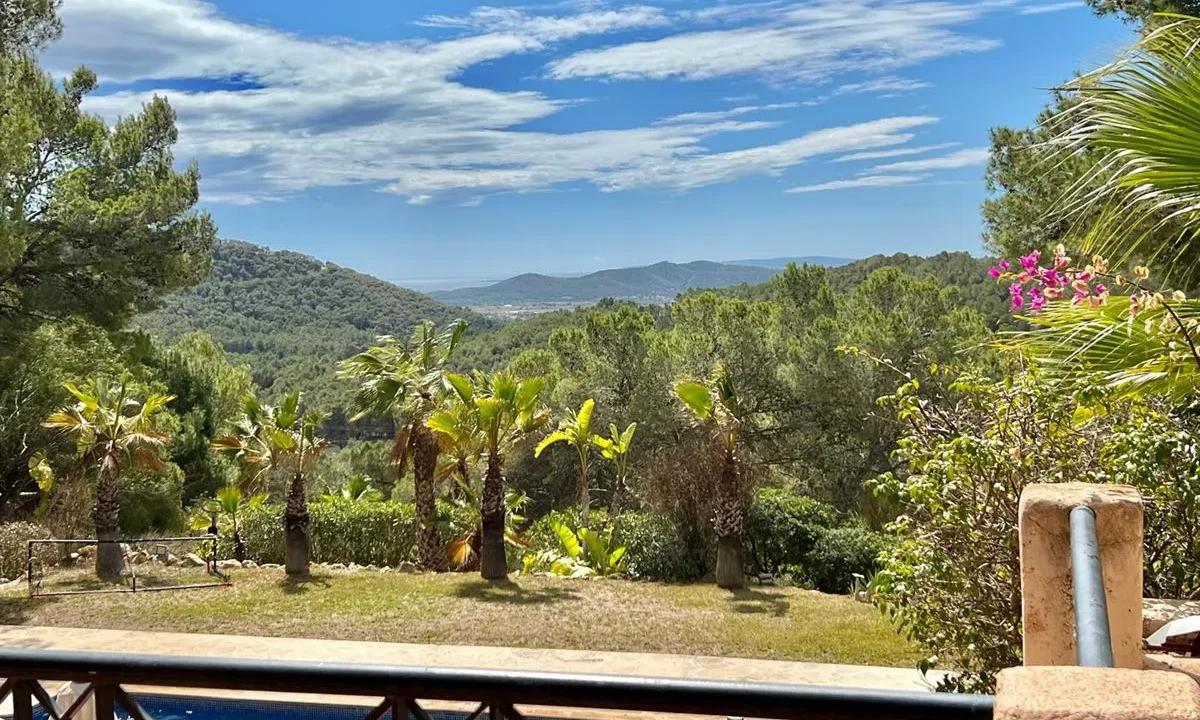 Stunning-seaview-home-for-sale-in-serene-location-7