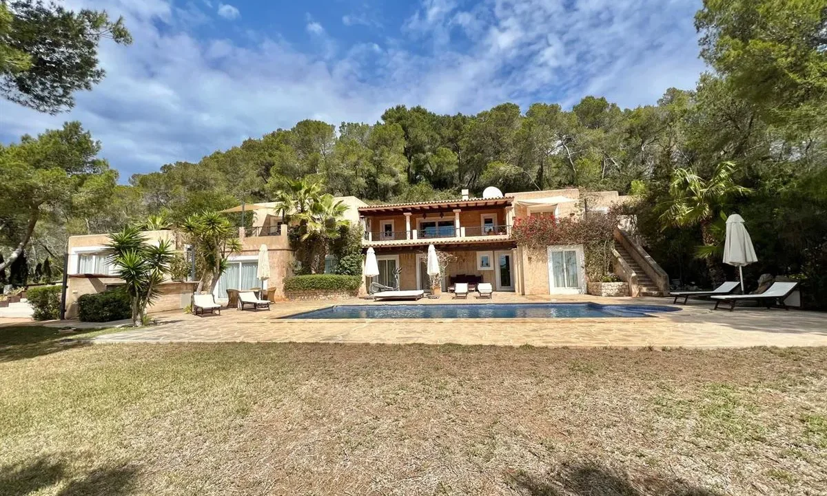 Stunning-seaview-home-for-sale-in-serene-location-8