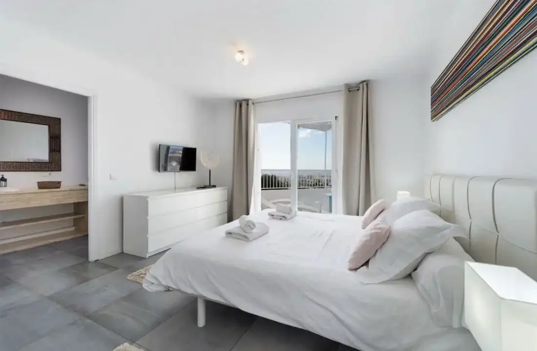 Villa-with-unparalleled-sea-views-in-Sa-Carroca-12