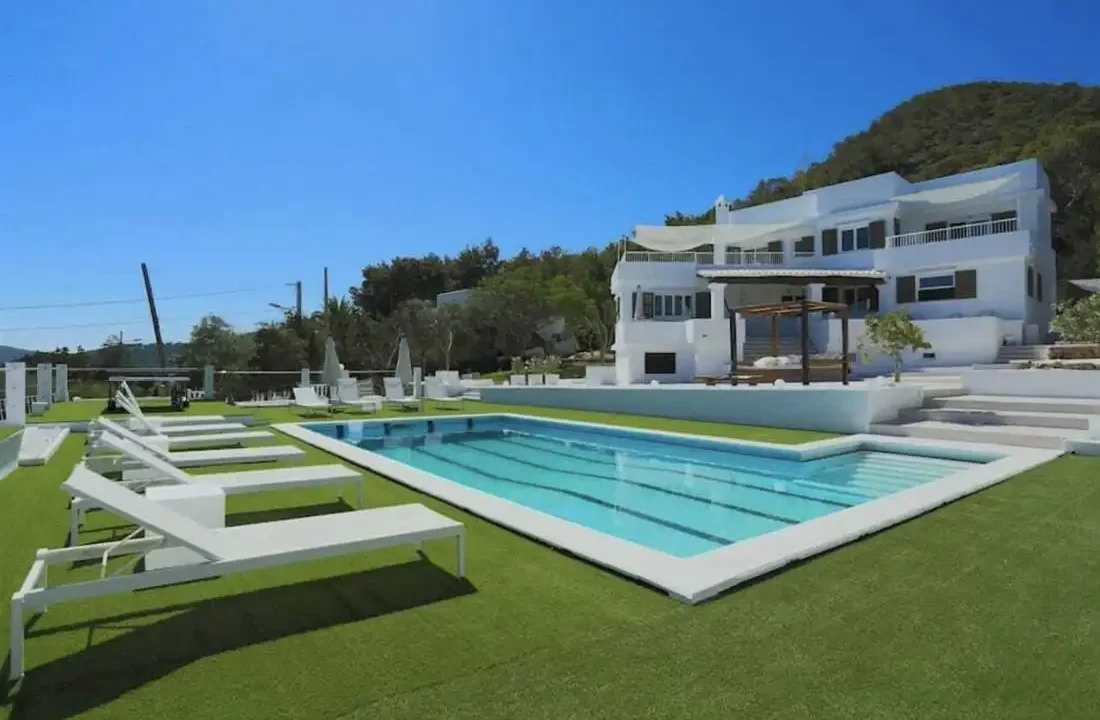 Villa-with-unparalleled-sea-views-in-Sa-Carroca-3