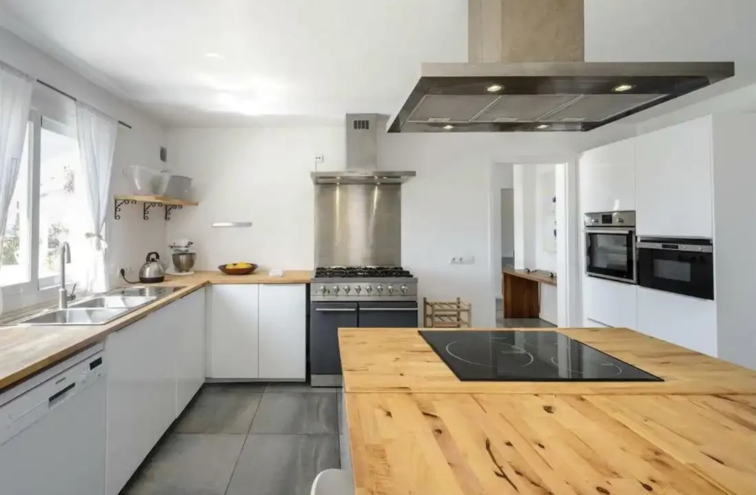 Villa-with-unparalleled-sea-views-in-Sa-Carroca-7