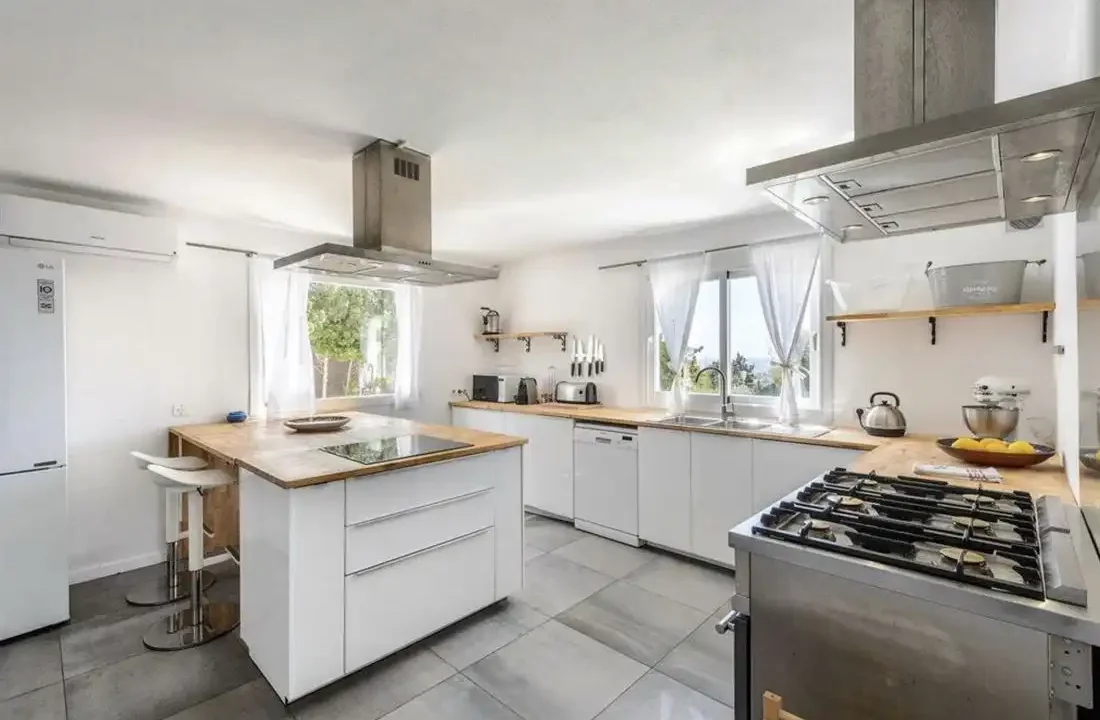 Villa-with-unparalleled-sea-views-in-Sa-Carroca-8