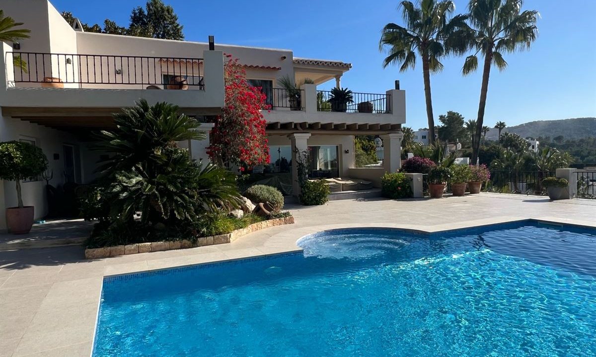 cw-ibiza-1706787902111290villa-in-can-furnet-with-amazing-views-to-ibiza-town_(5)